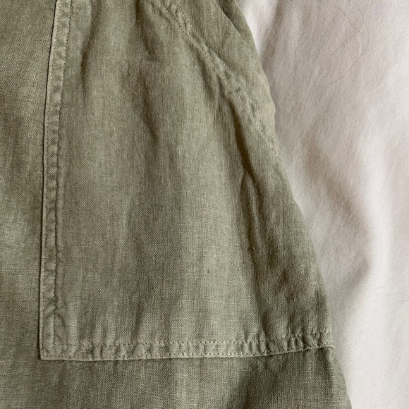 Light sage green linen skirt with buttons & pocket - Picture 2 of 3